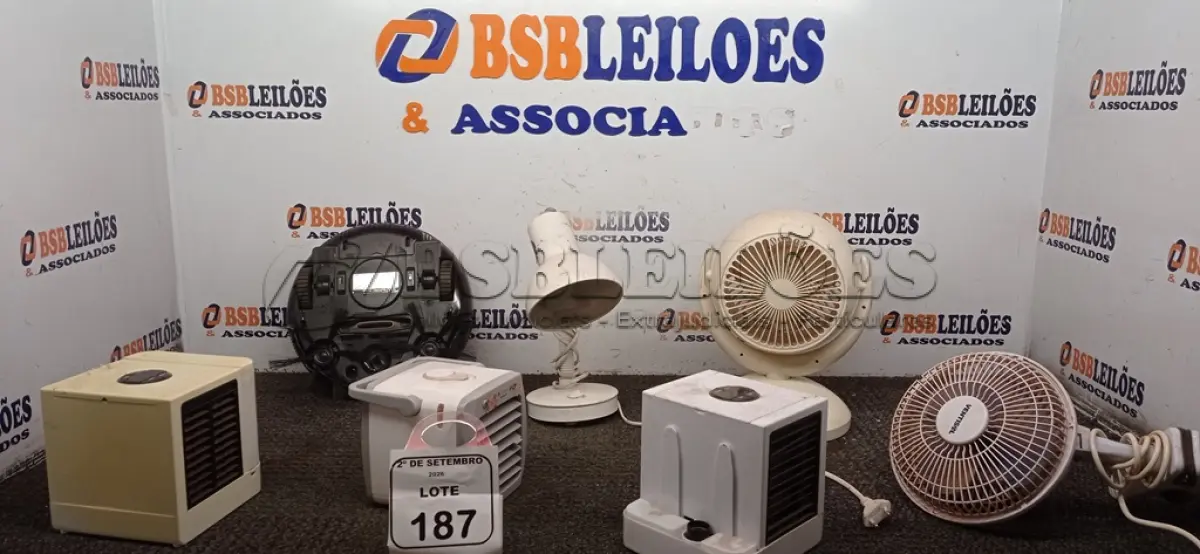 LOTE 187 - 01 ASPIRADOR ROBÔ, 01 LUMINÁRIA DE MESA E 05 VENTILADORES PORTÁTEIS. (NO ESTADO) ATENÇÃO! FAZER A VISITAÇÃO ANTES DE ARREMATAR, NÃO SABEMOS SE FUNCIONA, LEILÃO NÃO TEM GARANTIA E NEM DEVOLUÇÃO, SUJEITO A POSSÍVEIS AVARIAS VISÍVEIS/OCULTAS E/OU AUSÊNCIA DE COMPONENTES.