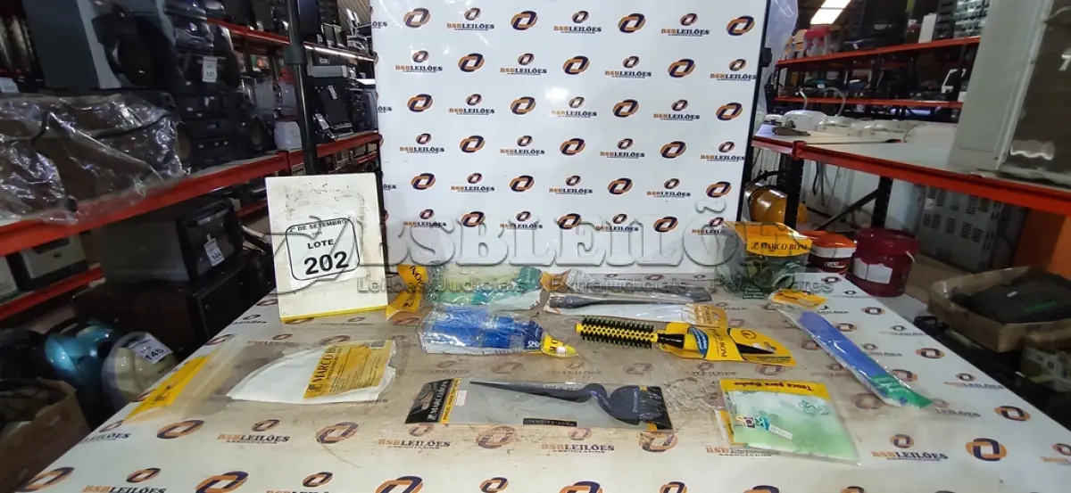 LOTE 202 - 01 LOTE COM UTENSÍLIOS DE HIGIENE E CUIDADOS PESSOAIS DIVERSOS. (NO ESTADO) ATENÇÃO! FAZER A VISITAÇÃO ANTES DE ARREMATAR, NÃO SABEMOS SE FUNCIONA, LEILÃO NÃO TEM GARANTIA E NEM DEVOLUÇÃO, SUJEITO A POSSÍVEIS AVARIAS VISÍVEIS/OCULTAS E/OU AUSÊNCIA DE COMPONENTES.