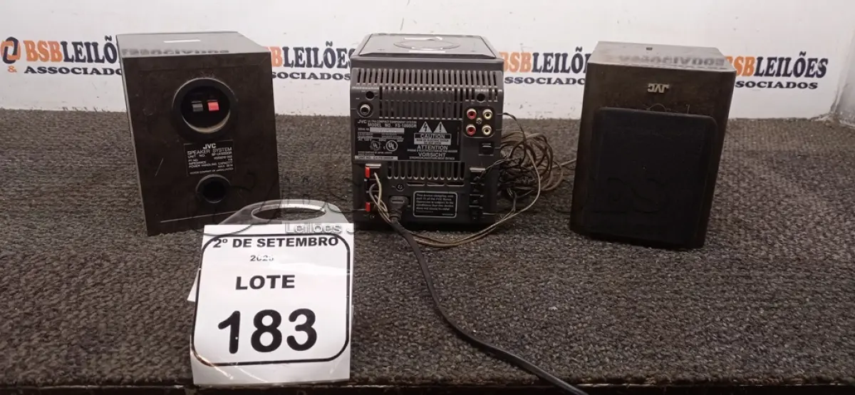 LOTE 183 - 01 MINI SYSTEM COMPACTO COM 02 CAIXAS MODELO FS-1000 MARCA JVC. (NO ESTADO) ATENÇÃO! FAZER A VISITAÇÃO ANTES DE ARREMATAR, NÃO SABEMOS SE FUNCIONA, LEILÃO NÃO TEM GARANTIA E NEM DEVOLUÇÃO, SUJEITO A POSSÍVEIS AVARIAS VISÍVEIS/OCULTAS E/OU AUSÊNCIA DE COMPONENTES.