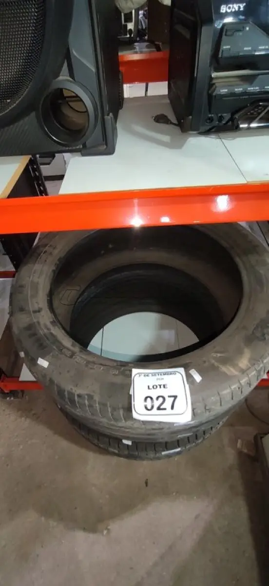 LOTE 027 - 01 PNEU 275/45 R20 E 01 PNEU 275/40 2R 20. (NO ESTADO) ATENÇÃO! FAZER A VISITAÇÃO ANTES DE ARREMATAR, NÃO SABEMOS SE FUNCIONA, LEILÃO NÃO TEM GARANTIA E NEM DEVOLUÇÃO, SUJEITO A POSSÍVEIS AVARIAS VISÍVEIS/OCULTAS E/OU AUSÊNCIA DE COMPONENTES.