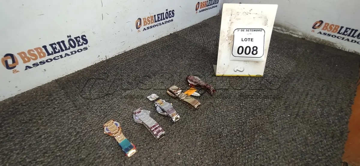 LOTE 008 - 05 RELÓGIOS DE PULSO DE MODELOS DIVERSOS. (NO ESTADO) ATENÇÃO! FAZER A VISITAÇÃO ANTES DE ARREMATAR, NÃO SABEMOS SE FUNCIONA, LEILÃO NÃO TEM GARANTIA E NEM DEVOLUÇÃO, SUJEITO A POSSÍVEIS AVARIAS VISÍVEIS/OCULTAS E/OU AUSÊNCIA DE COMPONENTES.