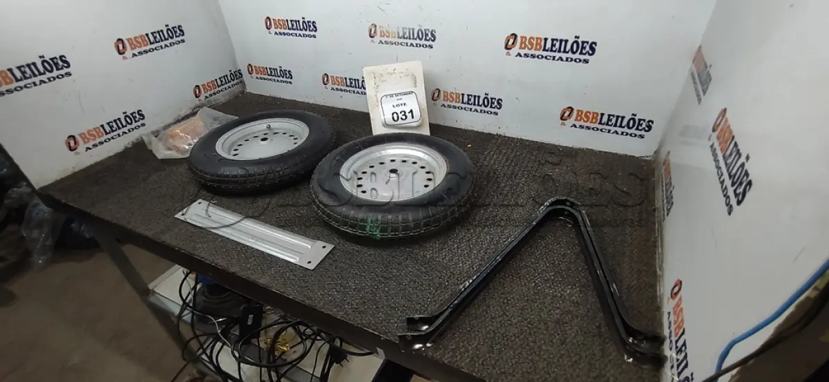 LOTE 031 - 02 RODAS DE CARRINHO DE MÃO. (NO ESTADO) ATENÇÃO! FAZER A VISITAÇÃO ANTES DE ARREMATAR, NÃO SABEMOS SE FUNCIONA, LEILÃO NÃO TEM GARANTIA E NEM DEVOLUÇÃO, SUJEITO A POSSÍVEIS AVARIAS VISÍVEIS/OCULTAS E/OU AUSÊNCIA DE COMPONENTES.