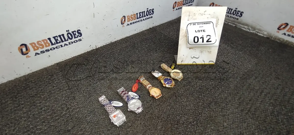 LOTE 012 - 05 RELÓGIOS DE PULSO DE MODELOS DIVERSOS. (NO ESTADO) ATENÇÃO! FAZER A VISITAÇÃO ANTES DE ARREMATAR, NÃO SABEMOS SE FUNCIONA, LEILÃO NÃO TEM GARANTIA E NEM DEVOLUÇÃO, SUJEITO A POSSÍVEIS AVARIAS VISÍVEIS/OCULTAS E/OU AUSÊNCIA DE COMPONENTES.