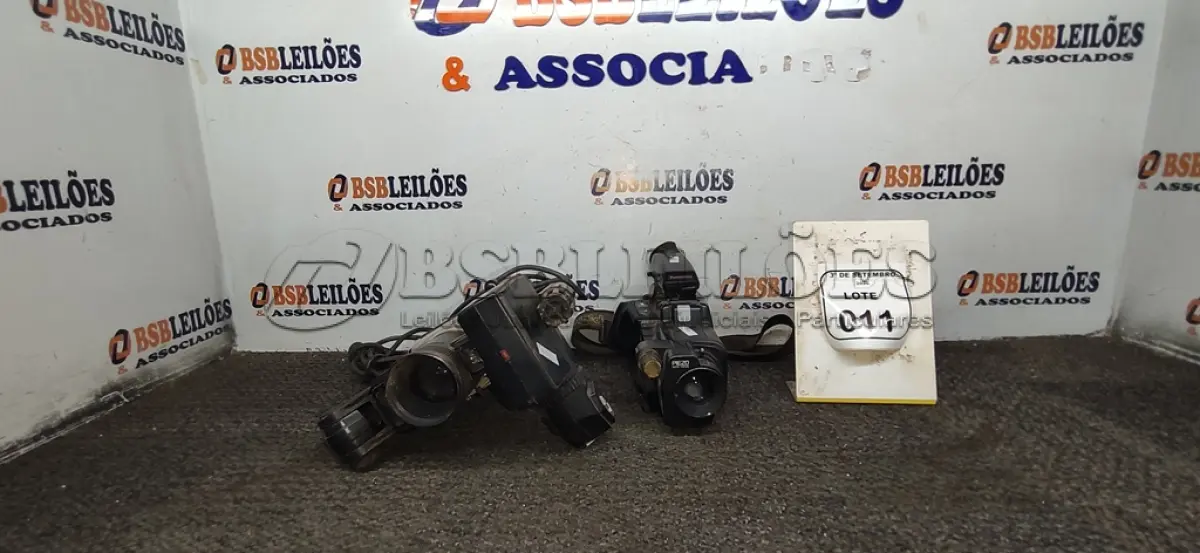 LOTE 011 - 02 FILMADORAS DE MODELOS ANTIGOS MARCA PANASONIC. (NO ESTADO) ATENÇÃO! FAZER A VISITAÇÃO ANTES DE ARREMATAR, NÃO SABEMOS SE FUNCIONA, LEILÃO NÃO TEM GARANTIA E NEM DEVOLUÇÃO, SUJEITO A POSSÍVEIS AVARIAS VISÍVEIS/OCULTAS E/OU AUSÊNCIA DE COMPONENTES.