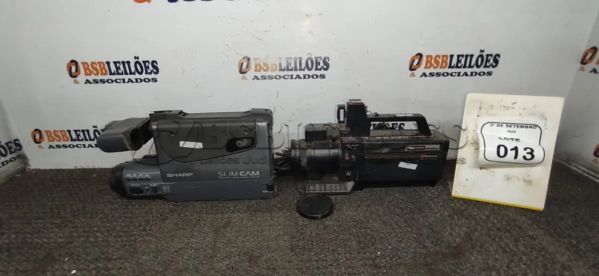 LOTE 013 - 02 FILMADORAS DE MODELOS ANTIGOS MARCAS NATIONAL E SHARP. (NO ESTADO) ATENÇÃO! FAZER A VISITAÇÃO ANTES DE ARREMATAR, NÃO SABEMOS SE FUNCIONA, LEILÃO NÃO TEM GARANTIA E NEM DEVOLUÇÃO, SUJEITO A POSSÍVEIS AVARIAS VISÍVEIS/OCULTAS E/OU AUSÊNCIA DE COMPONENTES.