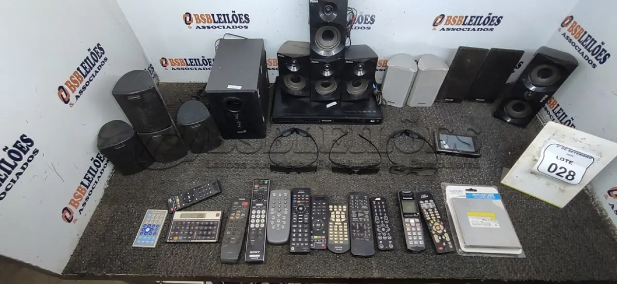 LOTE 028 - 01 APARELHO DE DVD, 01 ADAPTADOR PARA HD E VÁRIAS CAIXAS DE SOM E CONTROLES REMOTO DE MARCAS E MODELOS DIVERSOS. (NO ESTADO) ATENÇÃO! FAZER A VISITAÇÃO ANTES DE ARREMATAR, NÃO SABEMOS SE FUNCIONA, LEILÃO NÃO TEM GARANTIA E NEM DEVOLUÇÃO, SUJEITO A POSSÍVEIS AVARIAS VISÍVEIS/OCULTAS E/OU AUSÊNCIA DE COMPONENTES.