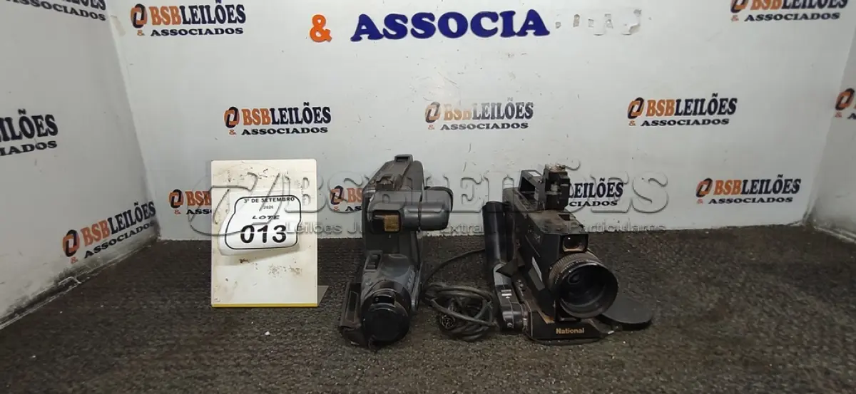LOTE 013 - 02 FILMADORAS DE MODELOS ANTIGOS MARCAS NATIONAL E SHARP. (NO ESTADO) ATENÇÃO! FAZER A VISITAÇÃO ANTES DE ARREMATAR, NÃO SABEMOS SE FUNCIONA, LEILÃO NÃO TEM GARANTIA E NEM DEVOLUÇÃO, SUJEITO A POSSÍVEIS AVARIAS VISÍVEIS/OCULTAS E/OU AUSÊNCIA DE COMPONENTES.