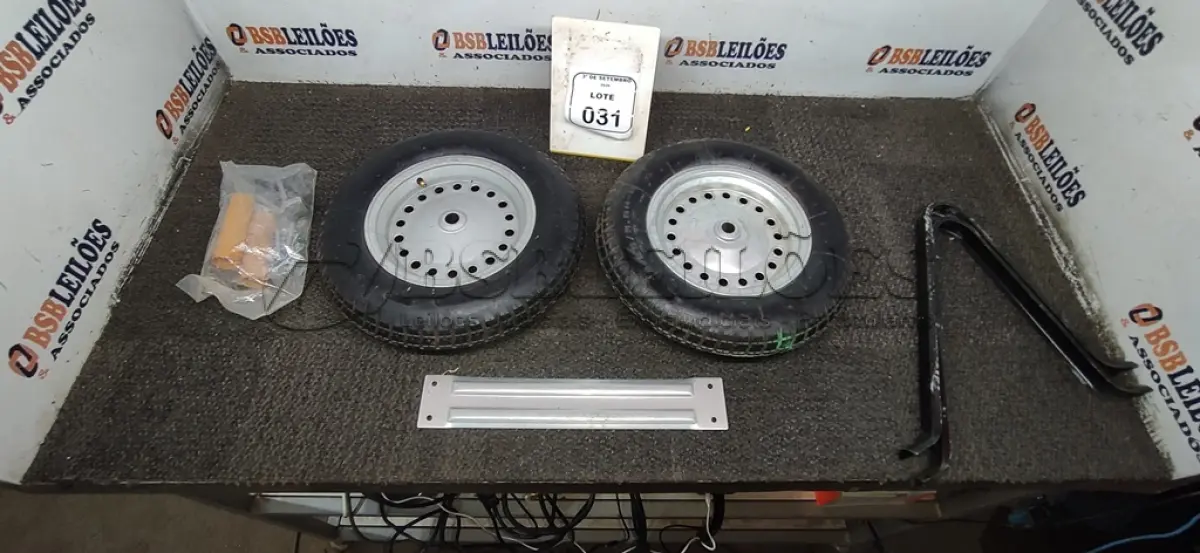 LOTE 031 - 02 RODAS DE CARRINHO DE MÃO. (NO ESTADO) ATENÇÃO! FAZER A VISITAÇÃO ANTES DE ARREMATAR, NÃO SABEMOS SE FUNCIONA, LEILÃO NÃO TEM GARANTIA E NEM DEVOLUÇÃO, SUJEITO A POSSÍVEIS AVARIAS VISÍVEIS/OCULTAS E/OU AUSÊNCIA DE COMPONENTES.