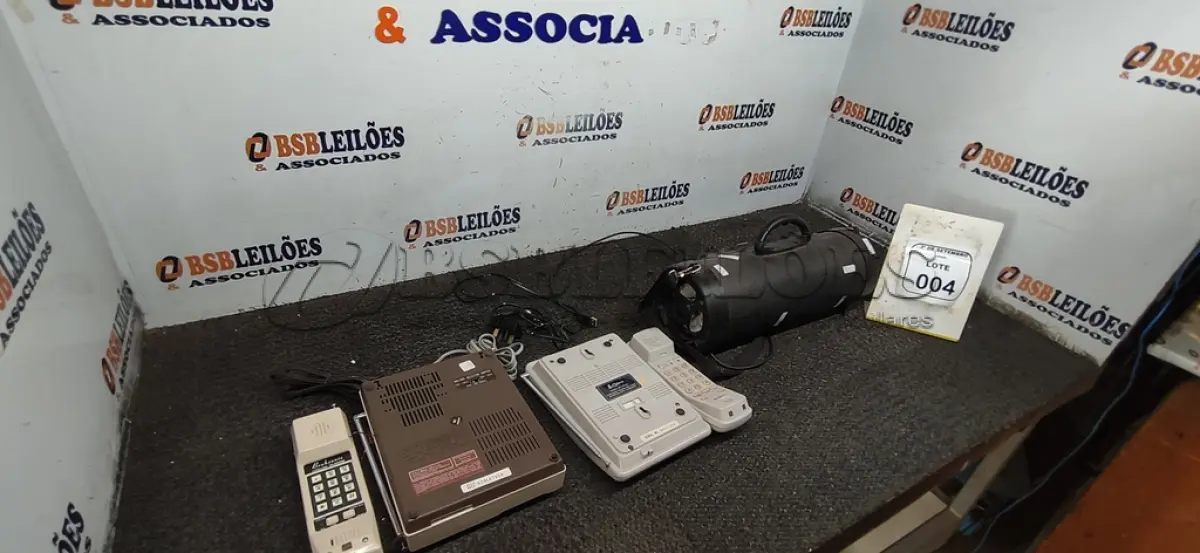 LOTE 004 - 01 CAIXA DE SOM E 02 APARELHOS DE TELEFONE. (NO ESTADO) ATENÇÃO! FAZER A VISITAÇÃO ANTES DE ARREMATAR, NÃO SABEMOS SE FUNCIONA, LEILÃO NÃO TEM GARANTIA E NEM DEVOLUÇÃO, SUJEITO A POSSÍVEIS AVARIAS VISÍVEIS/OCULTAS E/OU AUSÊNCIA DE COMPONENTES.