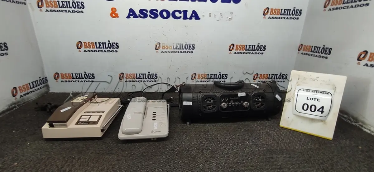 LOTE 004 - 01 CAIXA DE SOM E 02 APARELHOS DE TELEFONE. (NO ESTADO) ATENÇÃO! FAZER A VISITAÇÃO ANTES DE ARREMATAR, NÃO SABEMOS SE FUNCIONA, LEILÃO NÃO TEM GARANTIA E NEM DEVOLUÇÃO, SUJEITO A POSSÍVEIS AVARIAS VISÍVEIS/OCULTAS E/OU AUSÊNCIA DE COMPONENTES.