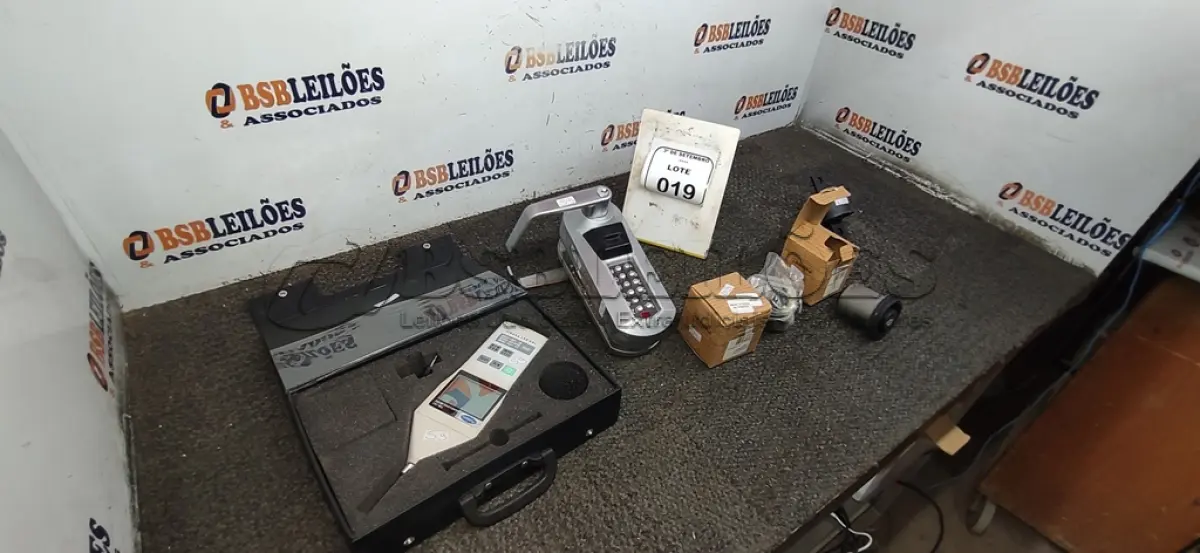 LOTE 019 - 01 DECIBELÍMETRO, 03 BUCHAS DE SUSPENSÃO TRASEIRA PARA PAJERO E 01 BUCHAS DE BRAÇO DIANTEIRO. (NO ESTADO) ATENÇÃO! FAZER A VISITAÇÃO ANTES DE ARREMATAR, NÃO SABEMOS SE FUNCIONA, LEILÃO NÃO TEM GARANTIA E NEM DEVOLUÇÃO, SUJEITO A POSSÍVEIS AVARIAS VISÍVEIS/OCULTAS E/OU AUSÊNCIA DE COMPONENTES.