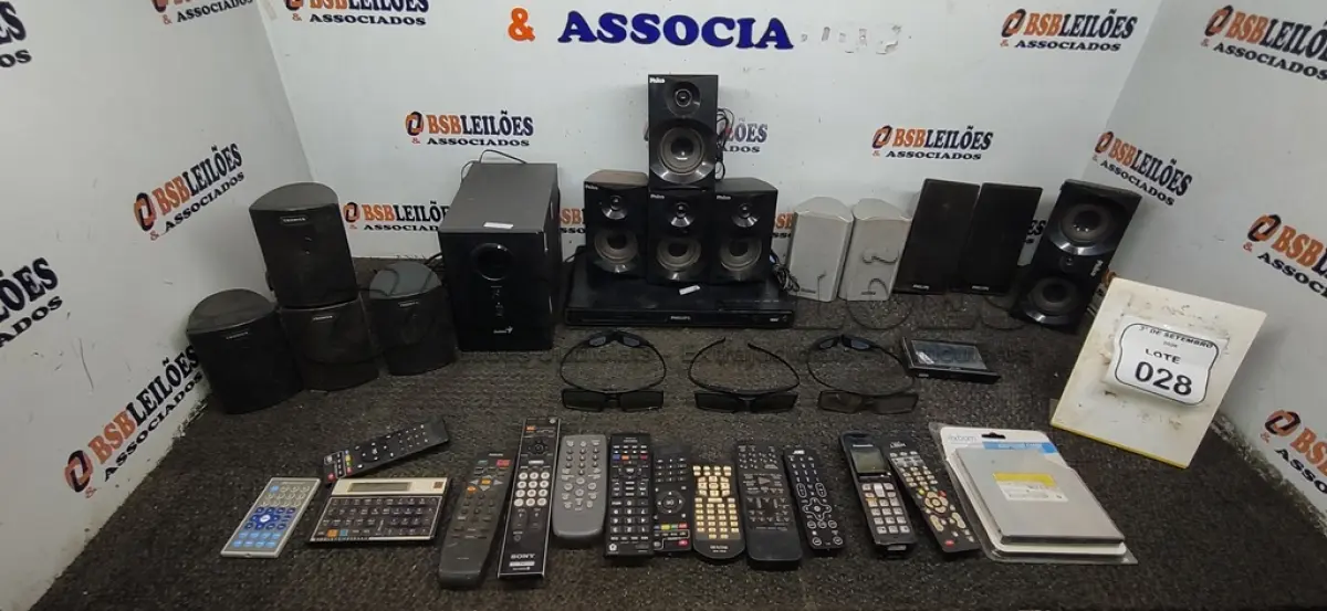 LOTE 028 - 01 APARELHO DE DVD, 01 ADAPTADOR PARA HD E VÁRIAS CAIXAS DE SOM E CONTROLES REMOTO DE MARCAS E MODELOS DIVERSOS. (NO ESTADO) ATENÇÃO! FAZER A VISITAÇÃO ANTES DE ARREMATAR, NÃO SABEMOS SE FUNCIONA, LEILÃO NÃO TEM GARANTIA E NEM DEVOLUÇÃO, SUJEITO A POSSÍVEIS AVARIAS VISÍVEIS/OCULTAS E/OU AUSÊNCIA DE COMPONENTES.