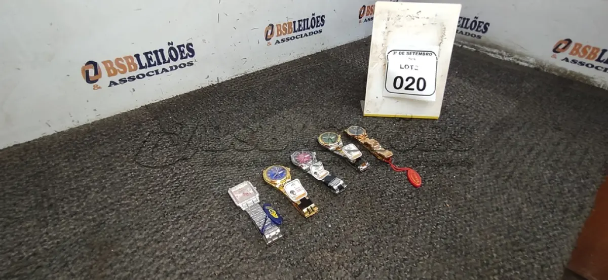 LOTE 020 - 05 RELÓGIOS DE PULSO DE MODELOS DIVERSOS. (NO ESTADO) ATENÇÃO! FAZER A VISITAÇÃO ANTES DE ARREMATAR, NÃO SABEMOS SE FUNCIONA, LEILÃO NÃO TEM GARANTIA E NEM DEVOLUÇÃO, SUJEITO A POSSÍVEIS AVARIAS VISÍVEIS/OCULTAS E/OU AUSÊNCIA DE COMPONENTES.