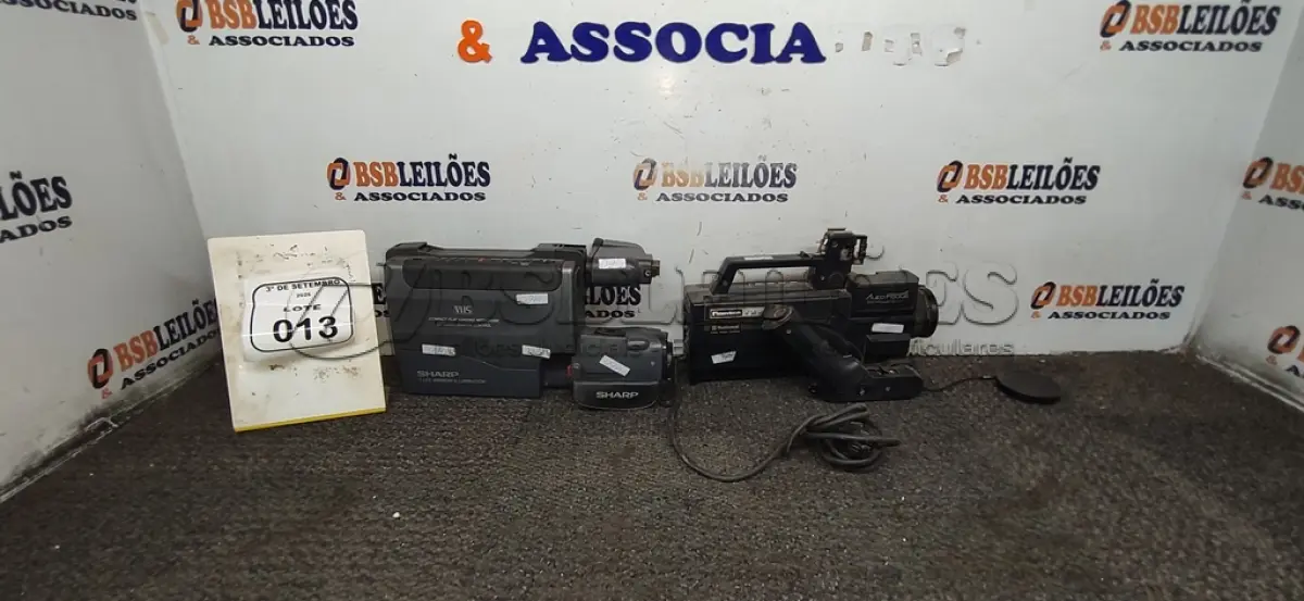 LOTE 013 - 02 FILMADORAS DE MODELOS ANTIGOS MARCAS NATIONAL E SHARP. (NO ESTADO) ATENÇÃO! FAZER A VISITAÇÃO ANTES DE ARREMATAR, NÃO SABEMOS SE FUNCIONA, LEILÃO NÃO TEM GARANTIA E NEM DEVOLUÇÃO, SUJEITO A POSSÍVEIS AVARIAS VISÍVEIS/OCULTAS E/OU AUSÊNCIA DE COMPONENTES.