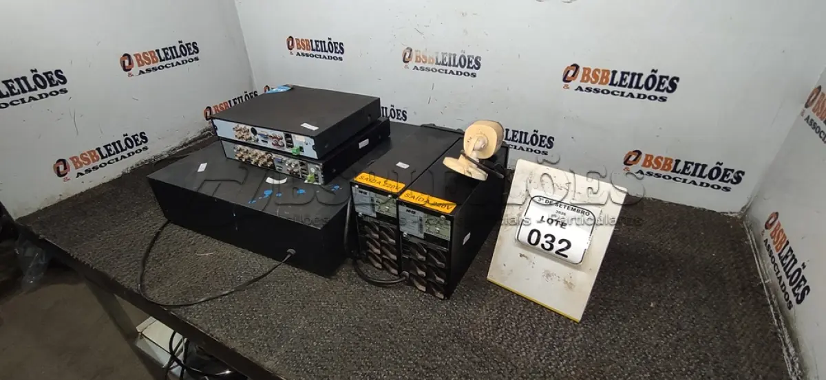LOTE 032 - 02 APARELHOS DVR, 01 CÂMERA DE SEGURANÇA, 02 NOBREAKS E 01 GAVETA DE DINHEIRO. (NO ESTADO) ATENÇÃO! FAZER A VISITAÇÃO ANTES DE ARREMATAR, NÃO SABEMOS SE FUNCIONA, LEILÃO NÃO TEM GARANTIA E NEM DEVOLUÇÃO, SUJEITO A POSSÍVEIS AVARIAS VISÍVEIS/OCULTAS E/OU AUSÊNCIA DE COMPONENTES.