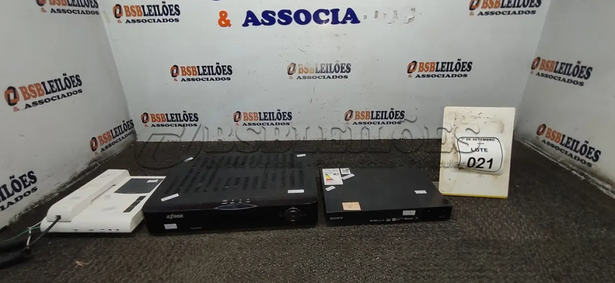 LOTE 021 - 01 RECEPTOR DE SATÉLITE MARCA AZBOX, 01 BLU-RAY MARCA SONY E 01 APARELHO DE TELEFONE. (NO ESTADO) ATENÇÃO! FAZER A VISITAÇÃO ANTES DE ARREMATAR, NÃO SABEMOS SE FUNCIONA, LEILÃO NÃO TEM GARANTIA E NEM DEVOLUÇÃO, SUJEITO A POSSÍVEIS AVARIAS VISÍVEIS/OCULTAS E/OU AUSÊNCIA DE COMPONENTES.