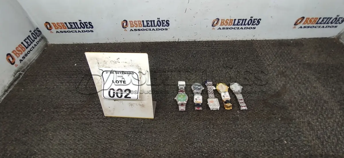 LOTE 002 - 05 RELÓGIOS DE PULSO DE MODELOS DIVERSOS. (NO ESTADO) ATENÇÃO! FAZER A VISITAÇÃO ANTES DE ARREMATAR, NÃO SABEMOS SE FUNCIONA, LEILÃO NÃO TEM GARANTIA E NEM DEVOLUÇÃO, SUJEITO A POSSÍVEIS AVARIAS VISÍVEIS/OCULTAS E/OU AUSÊNCIA DE COMPONENTES.