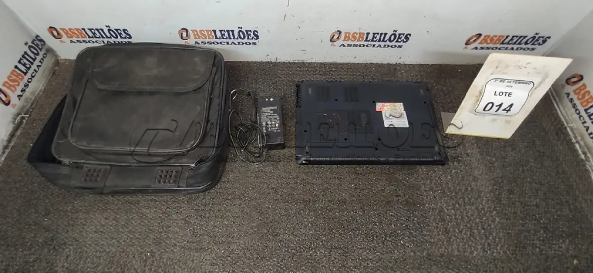 LOTE 014 - 01 NOTEBOOK MARCA POSITIVO COM CARREGADOR E BOLSA. (NO ESTADO) ATENÇÃO! FAZER A VISITAÇÃO ANTES DE ARREMATAR, NÃO SABEMOS SE FUNCIONA, LEILÃO NÃO TEM GARANTIA E NEM DEVOLUÇÃO, SUJEITO A POSSÍVEIS AVARIAS VISÍVEIS/OCULTAS E/OU AUSÊNCIA DE COMPONENTES.