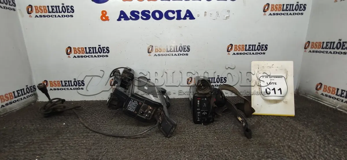 LOTE 011 - 02 FILMADORAS DE MODELOS ANTIGOS MARCA PANASONIC. (NO ESTADO) ATENÇÃO! FAZER A VISITAÇÃO ANTES DE ARREMATAR, NÃO SABEMOS SE FUNCIONA, LEILÃO NÃO TEM GARANTIA E NEM DEVOLUÇÃO, SUJEITO A POSSÍVEIS AVARIAS VISÍVEIS/OCULTAS E/OU AUSÊNCIA DE COMPONENTES.