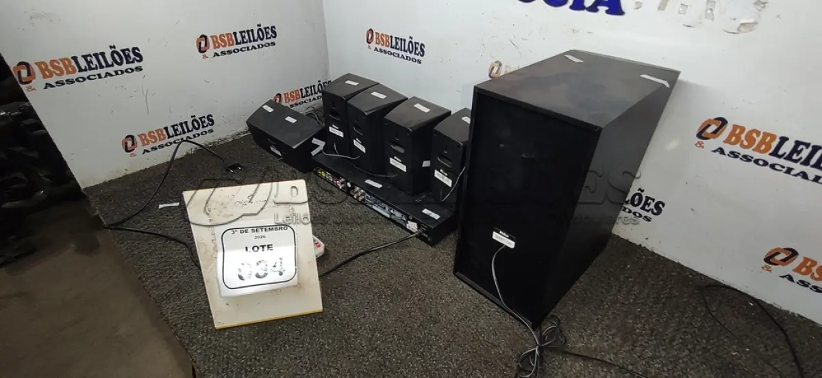 LOTE 034 - 01 HOME THEATER MODELO PHT670 COM HDMI COM 06 CAIXAS DE SOM E CONTROLE. (NO ESTADO) ATENÇÃO! FAZER A VISITAÇÃO ANTES DE ARREMATAR, NÃO SABEMOS SE FUNCIONA, LEILÃO NÃO TEM GARANTIA E NEM DEVOLUÇÃO, SUJEITO A POSSÍVEIS AVARIAS VISÍVEIS/OCULTAS E/OU AUSÊNCIA DE COMPONENTES.