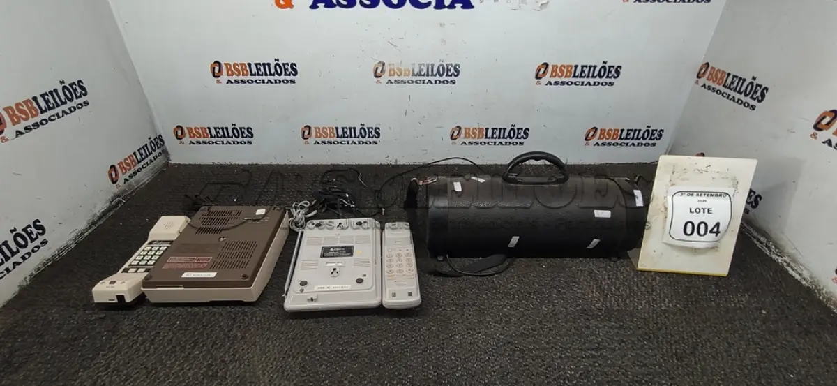 LOTE 004 - 01 CAIXA DE SOM E 02 APARELHOS DE TELEFONE. (NO ESTADO) ATENÇÃO! FAZER A VISITAÇÃO ANTES DE ARREMATAR, NÃO SABEMOS SE FUNCIONA, LEILÃO NÃO TEM GARANTIA E NEM DEVOLUÇÃO, SUJEITO A POSSÍVEIS AVARIAS VISÍVEIS/OCULTAS E/OU AUSÊNCIA DE COMPONENTES.