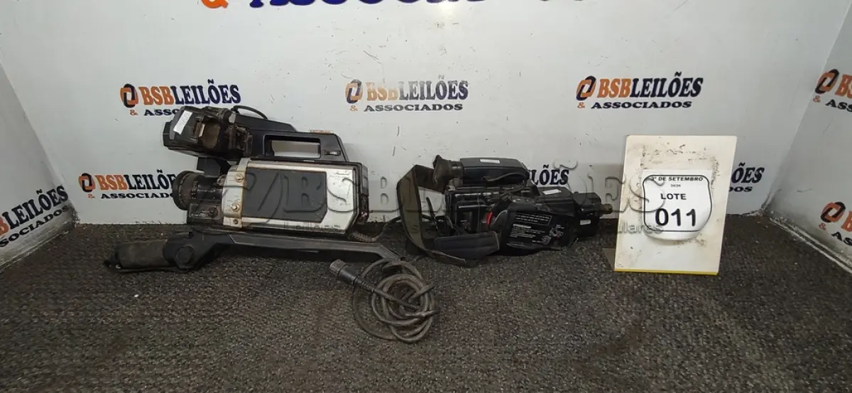 LOTE 011 - 02 FILMADORAS DE MODELOS ANTIGOS MARCA PANASONIC. (NO ESTADO) ATENÇÃO! FAZER A VISITAÇÃO ANTES DE ARREMATAR, NÃO SABEMOS SE FUNCIONA, LEILÃO NÃO TEM GARANTIA E NEM DEVOLUÇÃO, SUJEITO A POSSÍVEIS AVARIAS VISÍVEIS/OCULTAS E/OU AUSÊNCIA DE COMPONENTES.