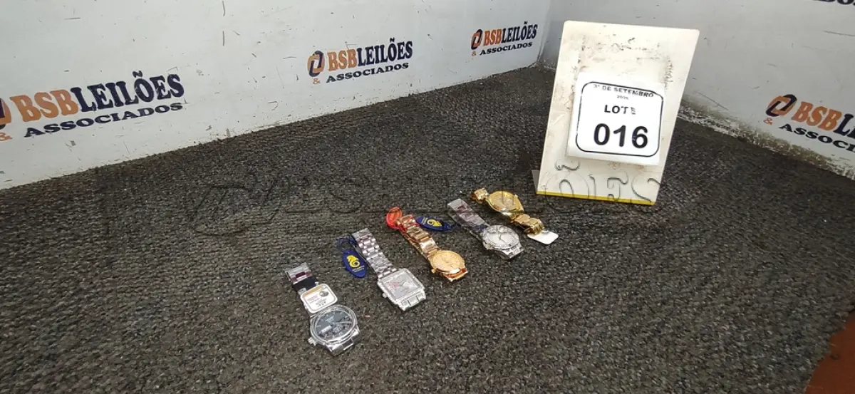 LOTE 016 - 05 RELÓGIOS DE PULSO DE MODELOS DIVERSOS. (NO ESTADO) ATENÇÃO! FAZER A VISITAÇÃO ANTES DE ARREMATAR, NÃO SABEMOS SE FUNCIONA, LEILÃO NÃO TEM GARANTIA E NEM DEVOLUÇÃO, SUJEITO A POSSÍVEIS AVARIAS VISÍVEIS/OCULTAS E/OU AUSÊNCIA DE COMPONENTES.