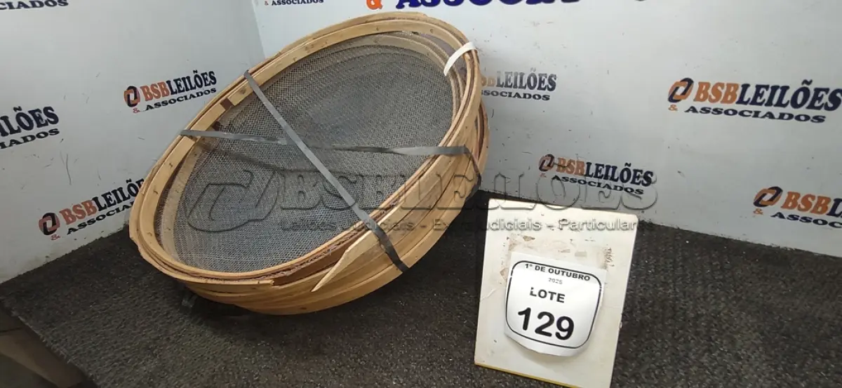 LOTE 129 - 06 PENEIRAS DE PEDREIRO. (NO ESTADO) ATENÇÃO! FAZER A VISITAÇÃO ANTES DE ARREMATAR, NÃO SABEMOS SE FUNCIONA, LEILÃO NÃO TEM GARANTIA E NEM DEVOLUÇÃO, SUJEITO A POSSÍVEIS AVARIAS VISÍVEIS/OCULTAS E/OU AUSÊNCIA DE COMPONENTES.