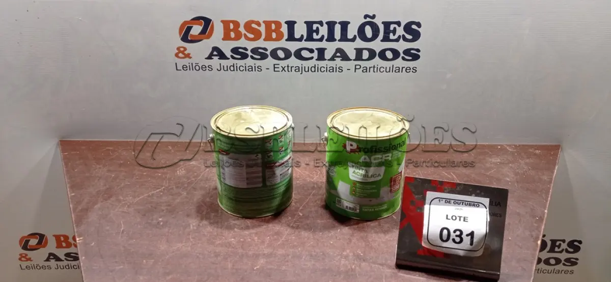 LOTE 031 - 02 LATAS DE TINTA ACRÍLICA DE 3,6L NA COR LUAR DO SERTÃO FOSCO MARCA PROFISSIONAL ACR. (NO ESTADO) ATENÇÃO! FAZER A VISITAÇÃO ANTES DE ARREMATAR, NÃO SABEMOS SE FUNCIONA, LEILÃO NÃO TEM GARANTIA E NEM DEVOLUÇÃO, SUJEITO A POSSÍVEIS AVARIAS VISÍVEIS/OCULTAS E/OU AUSÊNCIA DE COMPONENTES.