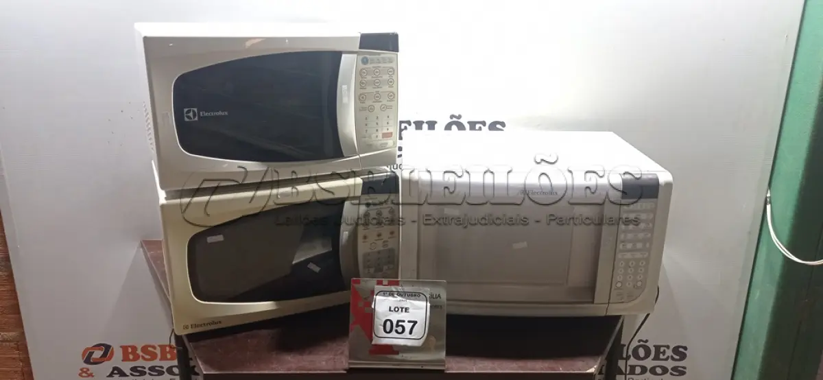 LOTE 057 - 03 MICRO-ONDAS DE MARCAS E MODELOS DIVERSOS. (NO ESTADO) ATENÇÃO! FAZER A VISITAÇÃO ANTES DE ARREMATAR, NÃO SABEMOS SE FUNCIONA, LEILÃO NÃO TEM GARANTIA E NEM DEVOLUÇÃO, SUJEITO A POSSÍVEIS AVARIAS VISÍVEIS/OCULTAS E/OU AUSÊNCIA DE COMPONENTES.