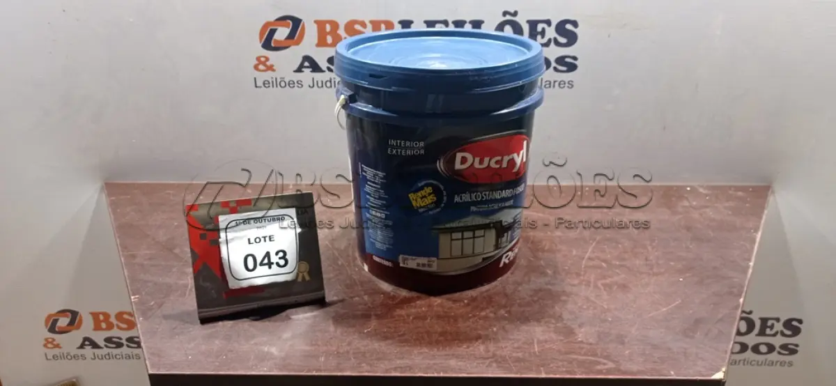 LOTE 043 - 01 BALDE DE TINTA ACRÍLICA NA COR CINZA LUNAR FOSCO DE 18L MARCA DUCRYL. (NO ESTADO) ATENÇÃO! FAZER A VISITAÇÃO ANTES DE ARREMATAR, NÃO SABEMOS SE FUNCIONA, LEILÃO NÃO TEM GARANTIA E NEM DEVOLUÇÃO, SUJEITO A POSSÍVEIS AVARIAS VISÍVEIS/OCULTAS E/OU AUSÊNCIA DE COMPONENTES.