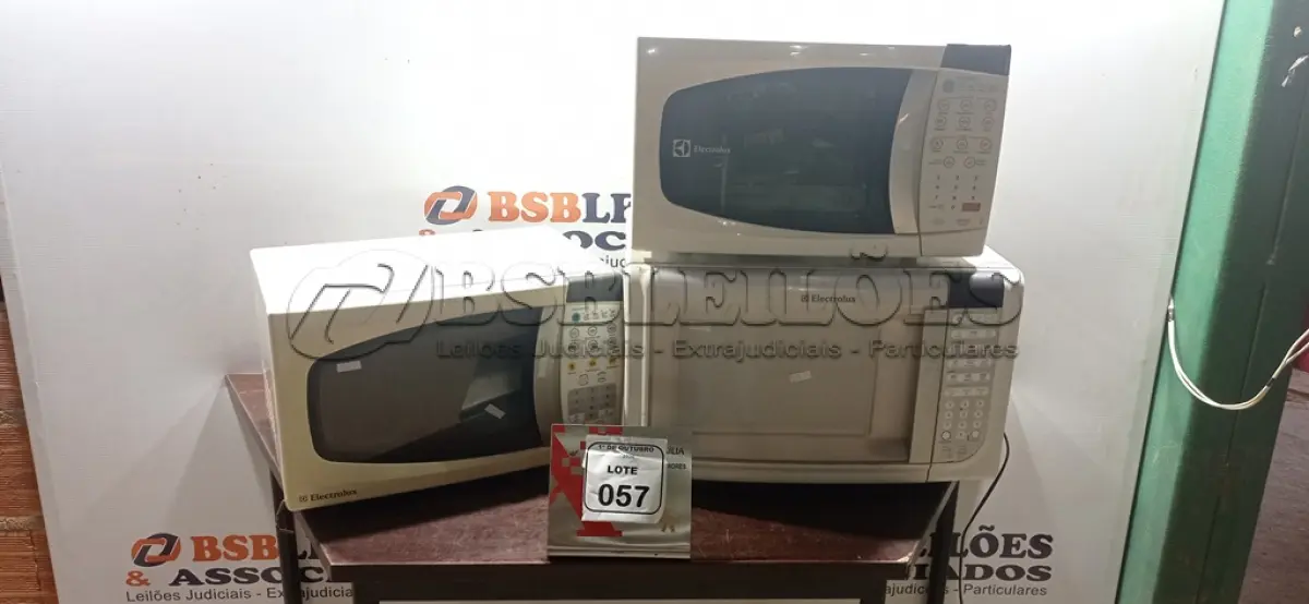 LOTE 057 - 03 MICRO-ONDAS DE MARCAS E MODELOS DIVERSOS. (NO ESTADO) ATENÇÃO! FAZER A VISITAÇÃO ANTES DE ARREMATAR, NÃO SABEMOS SE FUNCIONA, LEILÃO NÃO TEM GARANTIA E NEM DEVOLUÇÃO, SUJEITO A POSSÍVEIS AVARIAS VISÍVEIS/OCULTAS E/OU AUSÊNCIA DE COMPONENTES.