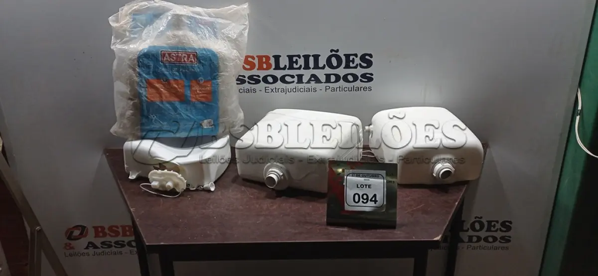 LOTE 094 - 04 CAIXAS DE DESCARGA. (NO ESTADO) ATENÇÃO! FAZER A VISITAÇÃO ANTES DE ARREMATAR, NÃO SABEMOS SE FUNCIONA, LEILÃO NÃO TEM GARANTIA E NEM DEVOLUÇÃO, SUJEITO A POSSÍVEIS AVARIAS VISÍVEIS/OCULTAS E/OU AUSÊNCIA DE COMPONENTES.