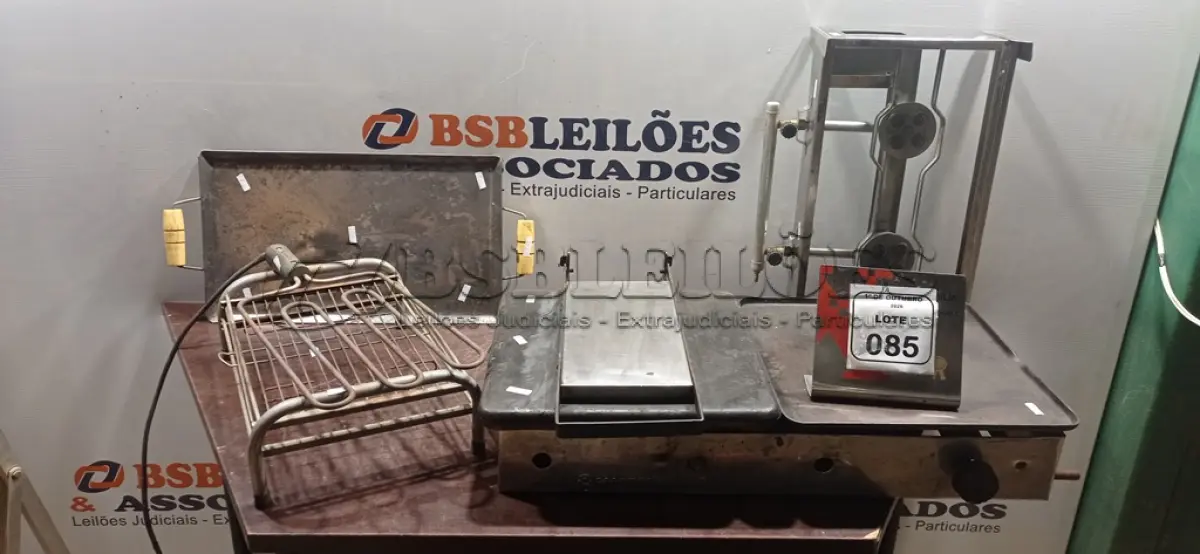 LOTE 085 - 02 CHAPAS DE ALIMENTOS E 01 CHURRASQUEIRA ELÉTRICA. (NO ESTADO) ATENÇÃO! FAZER A VISITAÇÃO ANTES DE ARREMATAR, NÃO SABEMOS SE FUNCIONA, LEILÃO NÃO TEM GARANTIA E NEM DEVOLUÇÃO, SUJEITO A POSSÍVEIS AVARIAS VISÍVEIS/OCULTAS E/OU AUSÊNCIA DE COMPONENTES.