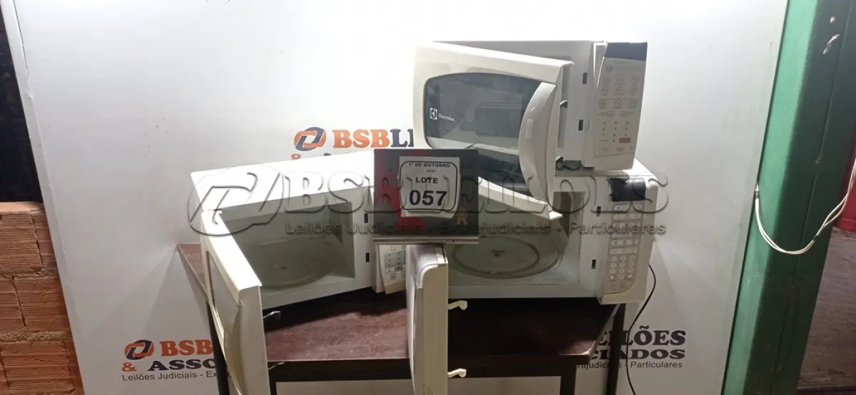 LOTE 057 - 03 MICRO-ONDAS DE MARCAS E MODELOS DIVERSOS. (NO ESTADO) ATENÇÃO! FAZER A VISITAÇÃO ANTES DE ARREMATAR, NÃO SABEMOS SE FUNCIONA, LEILÃO NÃO TEM GARANTIA E NEM DEVOLUÇÃO, SUJEITO A POSSÍVEIS AVARIAS VISÍVEIS/OCULTAS E/OU AUSÊNCIA DE COMPONENTES.