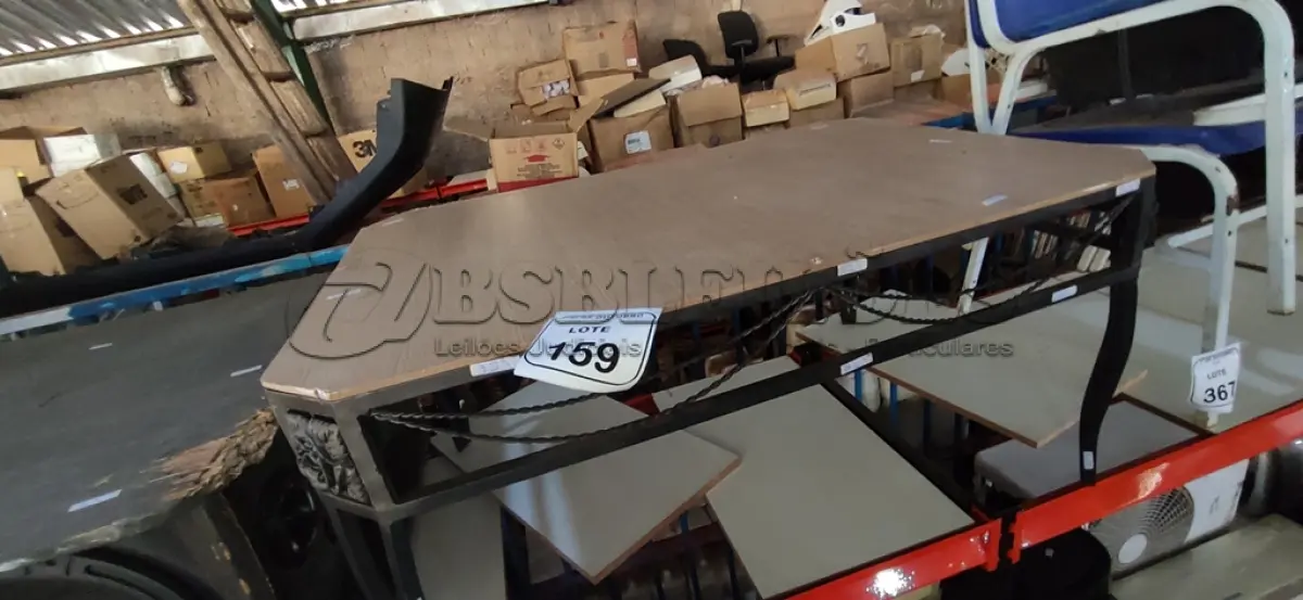 LOTE 159 - 01 MESA DE CENTRO. (NO ESTADO) ATENÇÃO! FAZER A VISITAÇÃO ANTES DE ARREMATAR, NÃO SABEMOS SE FUNCIONA, LEILÃO NÃO TEM GARANTIA E NEM DEVOLUÇÃO, SUJEITO A POSSÍVEIS AVARIAS VISÍVEIS/OCULTAS E/OU AUSÊNCIA DE COMPONENTES.