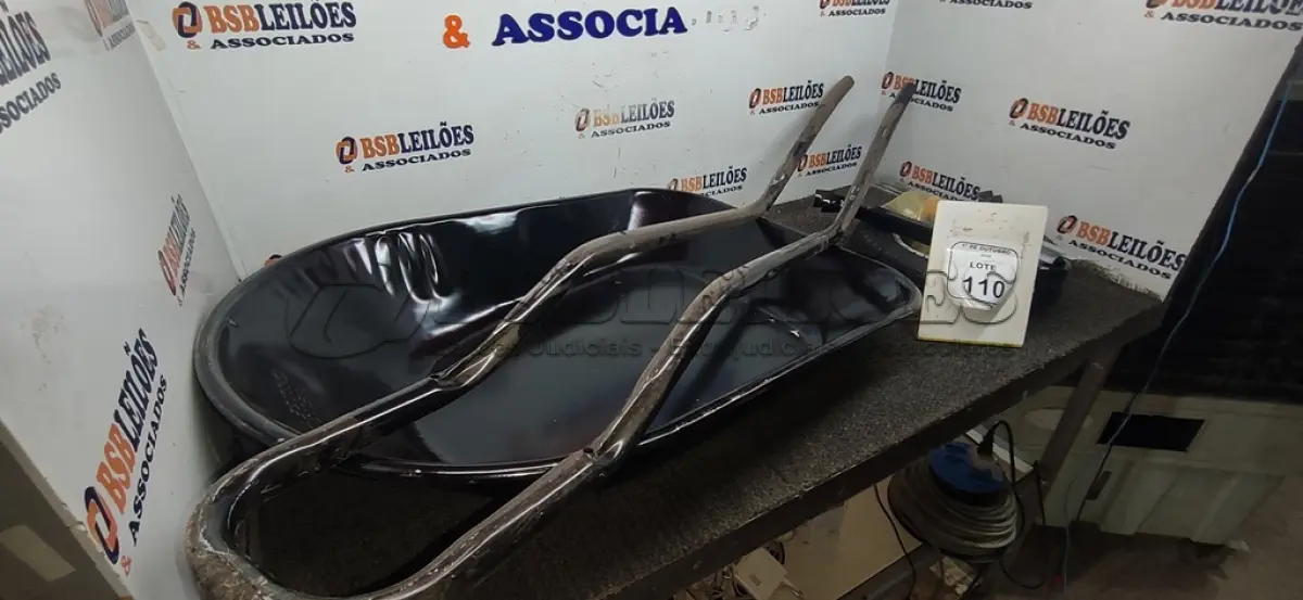 LOTE 110 - 01 CARRINHO DE MÃO DESMONTADO. (NO ESTADO) ATENÇÃO! FAZER A VISITAÇÃO ANTES DE ARREMATAR, NÃO SABEMOS SE FUNCIONA, LEILÃO NÃO TEM GARANTIA E NEM DEVOLUÇÃO, SUJEITO A POSSÍVEIS AVARIAS VISÍVEIS/OCULTAS E/OU AUSÊNCIA DE COMPONENTES.
