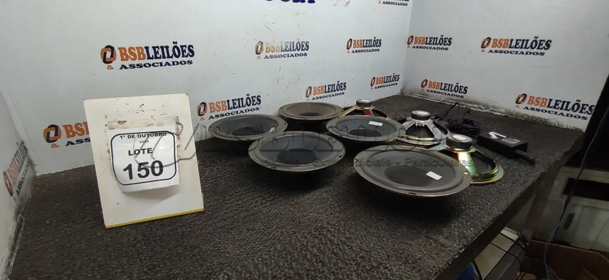 LOTE 150 - 08 AUTOS FALANTES. (NO ESTADO) ATENÇÃO! FAZER A VISITAÇÃO ANTES DE ARREMATAR, NÃO SABEMOS SE FUNCIONA, LEILÃO NÃO TEM GARANTIA E NEM DEVOLUÇÃO, SUJEITO A POSSÍVEIS AVARIAS VISÍVEIS/OCULTAS E/OU AUSÊNCIA DE COMPONENTES.