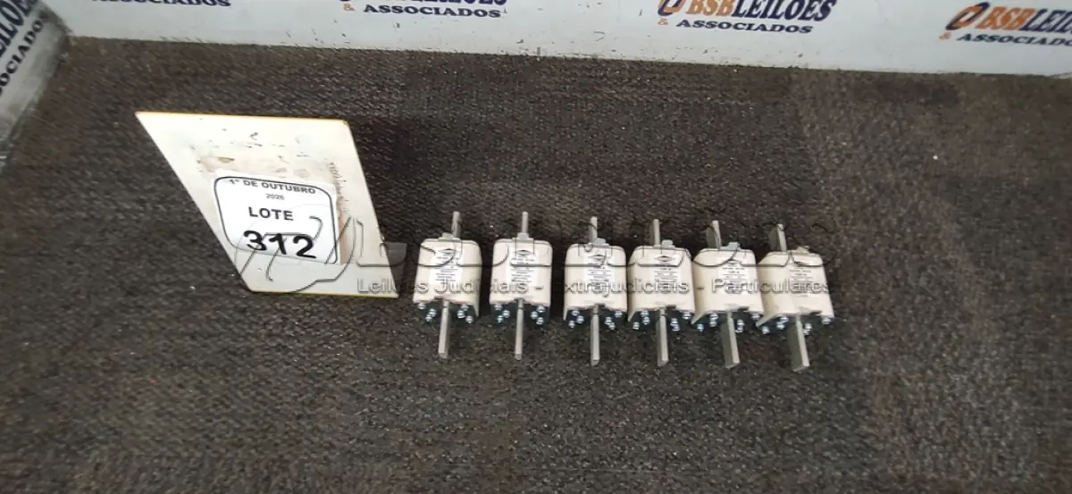 LOTE 312 - 06 FUSÍVEIS INDUSTRIAIS TIPO NH TAMANHO 2 MODELO RETARDADO DE 125A MARCA ELETROMEC. (NO ESTADO) ATENÇÃO! FAZER A VISITAÇÃO ANTES DE ARREMATAR, NÃO SABEMOS SE FUNCIONA, LEILÃO NÃO TEM GARANTIA E NEM DEVOLUÇÃO, SUJEITO A POSSÍVEIS AVARIAS VISÍVEIS/OCULTAS E/OU AUSÊNCIA DE COMPONENTES.