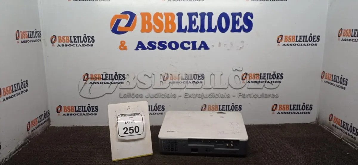 LOTE 250 - 01 PROJETOR MARCA SANYO SEM CABO. (NO ESTADO) ATENÇÃO! FAZER A VISITAÇÃO ANTES DE ARREMATAR, NÃO SABEMOS SE FUNCIONA, LEILÃO NÃO TEM GARANTIA E NEM DEVOLUÇÃO, SUJEITO A POSSÍVEIS AVARIAS VISÍVEIS/OCULTAS E/OU AUSÊNCIA DE COMPONENTES.