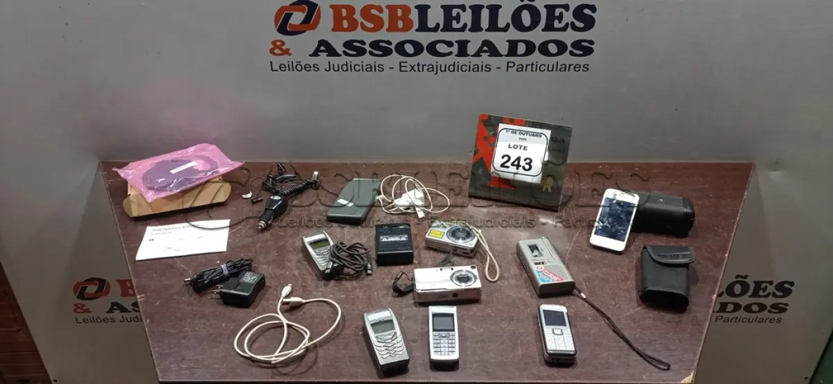 LOTE 243 - 01 IPHONE 4S COM CARREGADOR, 04 CELULARES ANTIGOS, 02 CÂMERAS FOTOGRÁFICAS, 01 POWER BANK, 01 GRAVADOR DE VOZ E 01 ANTENA EXTERNA WIFI. (NO ESTADO) ATENÇÃO! FAZER A VISITAÇÃO ANTES DE ARREMATAR, NÃO SABEMOS SE FUNCIONA, LEILÃO NÃO TEM GARANTIA E NEM DEVOLUÇÃO, SUJEITO A POSSÍVEIS AVARIAS VISÍVEIS/OCULTAS E/OU AUSÊNCIA DE COMPONENTES.
