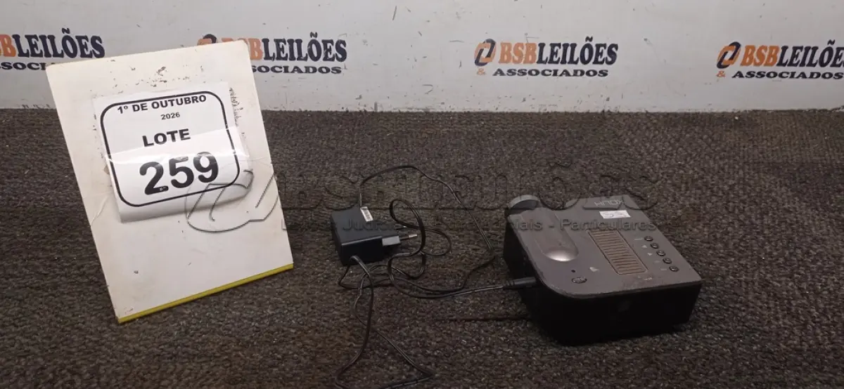 LOTE 259 - 01 PROJETOR MARCA HADX. (NO ESTADO) ATENÇÃO! FAZER A VISITAÇÃO ANTES DE ARREMATAR, NÃO SABEMOS SE FUNCIONA, LEILÃO NÃO TEM GARANTIA E NEM DEVOLUÇÃO, SUJEITO A POSSÍVEIS AVARIAS VISÍVEIS/OCULTAS E/OU AUSÊNCIA DE COMPONENTES.