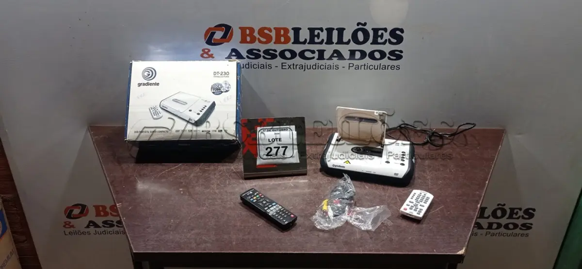 LOTE 277 - 01 DVD PORTÁTIL MARCA GRADIENTE. (NO ESTADO) ATENÇÃO! FAZER A VISITAÇÃO ANTES DE ARREMATAR, NÃO SABEMOS SE FUNCIONA, LEILÃO NÃO TEM GARANTIA E NEM DEVOLUÇÃO, SUJEITO A POSSÍVEIS AVARIAS VISÍVEIS/OCULTAS E/OU AUSÊNCIA DE COMPONENTES.