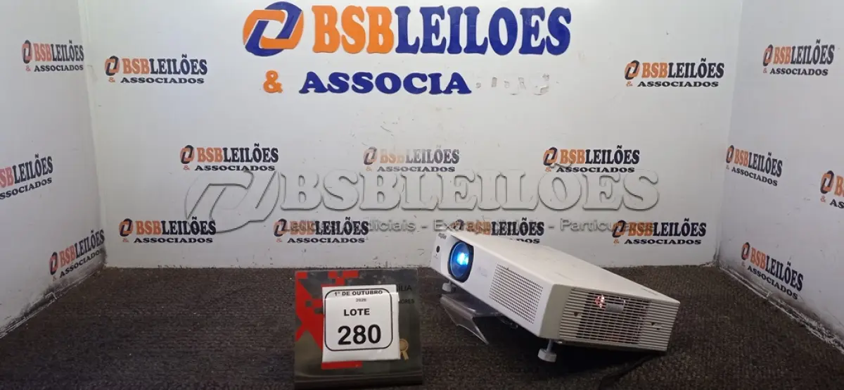LOTE 280 - 01 PROJETOR MARCA SANYO SEM CABO. (NO ESTADO) ATENÇÃO! FAZER A VISITAÇÃO ANTES DE ARREMATAR, NÃO SABEMOS SE FUNCIONA, LEILÃO NÃO TEM GARANTIA E NEM DEVOLUÇÃO, SUJEITO A POSSÍVEIS AVARIAS VISÍVEIS/OCULTAS E/OU AUSÊNCIA DE COMPONENTES.