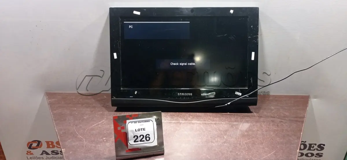 LOTE 226 - 01 TV 27’’ MARCA SAMSUNG. (NO ESTADO) ATENÇÃO! FAZER A VISITAÇÃO ANTES DE ARREMATAR, NÃO SABEMOS SE FUNCIONA, LEILÃO NÃO TEM GARANTIA E NEM DEVOLUÇÃO, SUJEITO A POSSÍVEIS AVARIAS VISÍVEIS/OCULTAS E/OU AUSÊNCIA DE COMPONENTES.