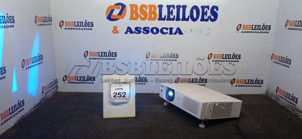 LOTE 252 - 01 PROJETOR MARCA SANYO SEM CABO. (NO ESTADO) ATENÇÃO! FAZER A VISITAÇÃO ANTES DE ARREMATAR, NÃO SABEMOS SE FUNCIONA, LEILÃO NÃO TEM GARANTIA E NEM DEVOLUÇÃO, SUJEITO A POSSÍVEIS AVARIAS VISÍVEIS/OCULTAS E/OU AUSÊNCIA DE COMPONENTES.