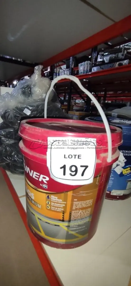 LOTE 197 - 01 BALDE DE TINTA DE PISOS ACRÍLICO PREMIUM 18L NA COR VERMELHO SEGURANÇA FOSCO MARCA RENNER.  (NO ESTADO) ATENÇÃO! FAZER A VISITAÇÃO ANTES DE ARREMATAR, NÃO SABEMOS SE FUNCIONA, LEILÃO NÃO TEM GARANTIA E NEM DEVOLUÇÃO, SUJEITO A POSSÍVEIS AVARIAS VISÍVEIS/OCULTAS E/OU AUSÊNCIA DE COMPONENTES.