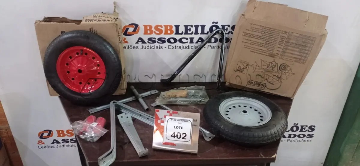 LOTE 402 - 02 RODAS DE CARRINHO DE MÃO COMPLETAS. (NO ESTADO) ATENÇÃO! FAZER A VISITAÇÃO ANTES DE ARREMATAR, NÃO SABEMOS SE FUNCIONA, LEILÃO NÃO TEM GARANTIA E NEM DEVOLUÇÃO, SUJEITO A POSSÍVEIS AVARIAS VISÍVEIS/OCULTAS E/OU AUSÊNCIA DE COMPONENTES.