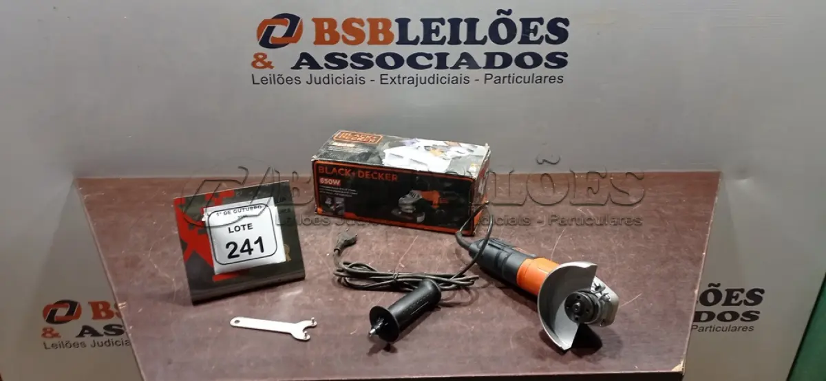 LOTE 241 - 01 ESMERILHADEIRA ANGULAR DE 4-1/2 650W 220V MARCA BLACK DECEKER. (NO ESTADO) ATENÇÃO! FAZER A VISITAÇÃO ANTES DE ARREMATAR, NÃO SABEMOS SE FUNCIONA, LEILÃO NÃO TEM GARANTIA E NEM DEVOLUÇÃO, SUJEITO A POSSÍVEIS AVARIAS VISÍVEIS/OCULTAS E/OU AUSÊNCIA DE COMPONENTES.