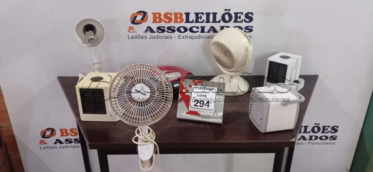 LOTE 294 - 01 ASPIRADOR ROBÔ, 01 LUMINÁRIA DE MESA E 05 VENTILADORES PORTÁTEIS. (NO ESTADO) ATENÇÃO! FAZER A VISITAÇÃO ANTES DE ARREMATAR, NÃO SABEMOS SE FUNCIONA, LEILÃO NÃO TEM GARANTIA E NEM DEVOLUÇÃO, SUJEITO A POSSÍVEIS AVARIAS VISÍVEIS/OCULTAS E/OU AUSÊNCIA DE COMPONENTES.